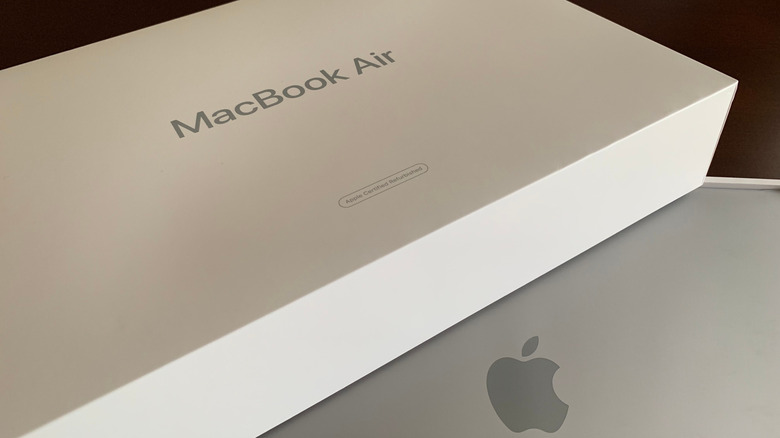 Una MacBook Air en una caja reacondicionada certificada por Apple.