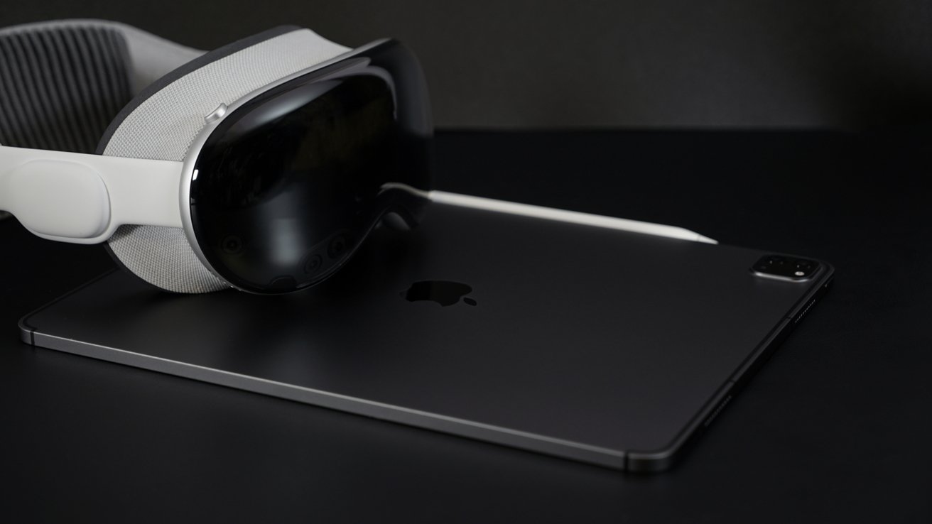 Auriculares VR apoyados sobre una elegante tableta con un lápiz óptico sobre un fondo oscuro