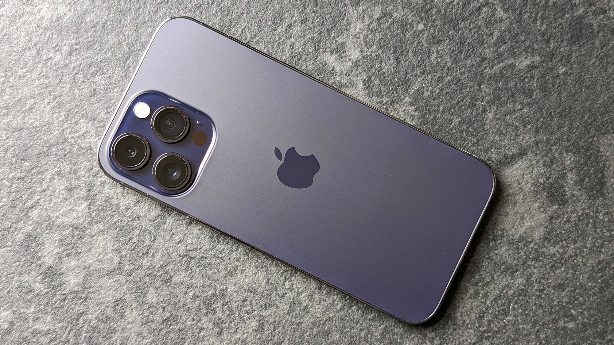 La revisión del iPhone 14 Pro Max está en la esquina posterior