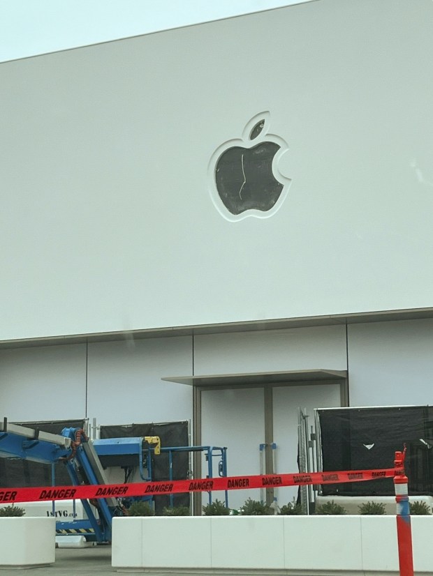 El logotipo de Apple fue visto el 9 de diciembre de 2025 en la próxima tienda de Montgomery Village en 720 Farmers Lane en Santa Rosa, pero luego fue cubierto por trabajadores durante las mejoras de los inquilinos para la ubicación de 8,600 pies cuadrados. (Cortesía: Lisa Segraves)