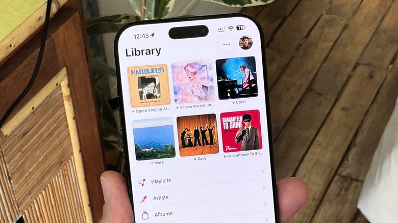 iOS 26 incluye una nueva función de fijación automática en la parte superior de la biblioteca del usuario