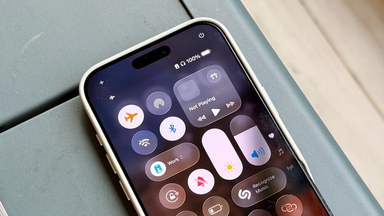 Una tabla que muestra las opciones del Centro de control del iPhone 17 Pro Max