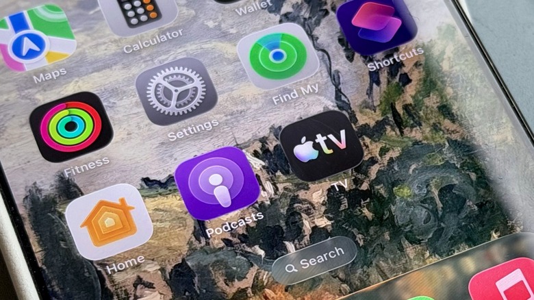 Una pantalla de inicio de iPhone que muestra Apple TV, Apple Fitness y varias aplicaciones.
