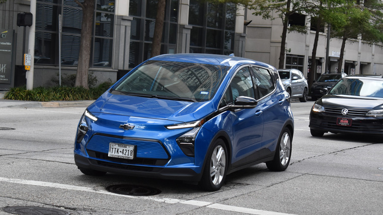 El Chevy Bolt azul se detuvo en el tráfico