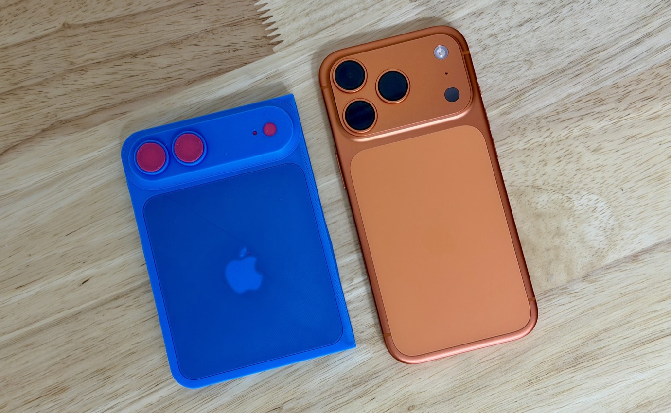 Dos fundas de teléfono sobre una superficie de madera: una azul con un corte circular y una roja con un corte cuadrado para la lente de la cámara.