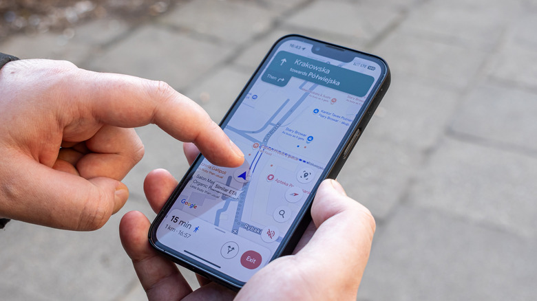 Abra la aplicación Google Maps en la pantalla de un teléfono
