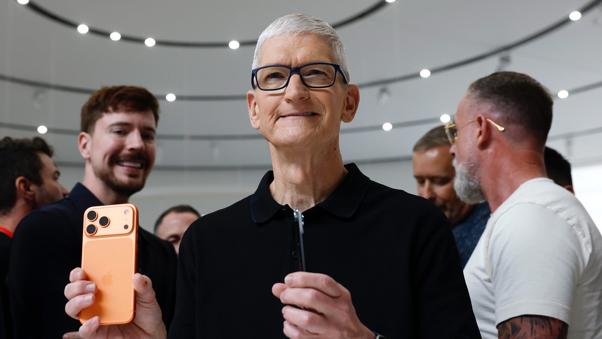 Tim Cook sostiene el iPhone 17 Pro