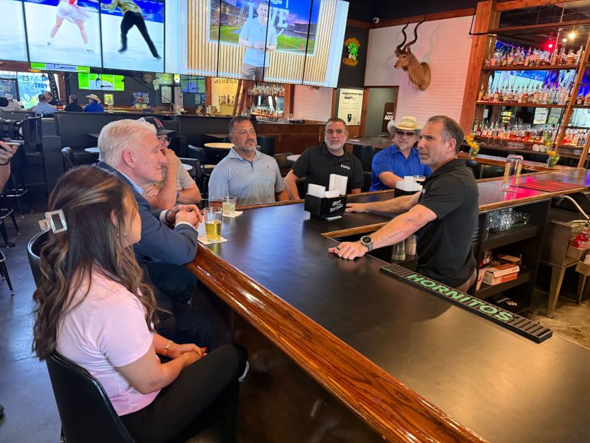 Dentro de un bar en Corpus Christi, algunos partidarios del presidente Donald Trump dijeron que no estaban contentos con su enfoque en materia de aplicación de la ley.