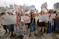 Estudiantes protestan contra la represión federal contra la inmigración en el parque Clyde Warren durante una huelga...