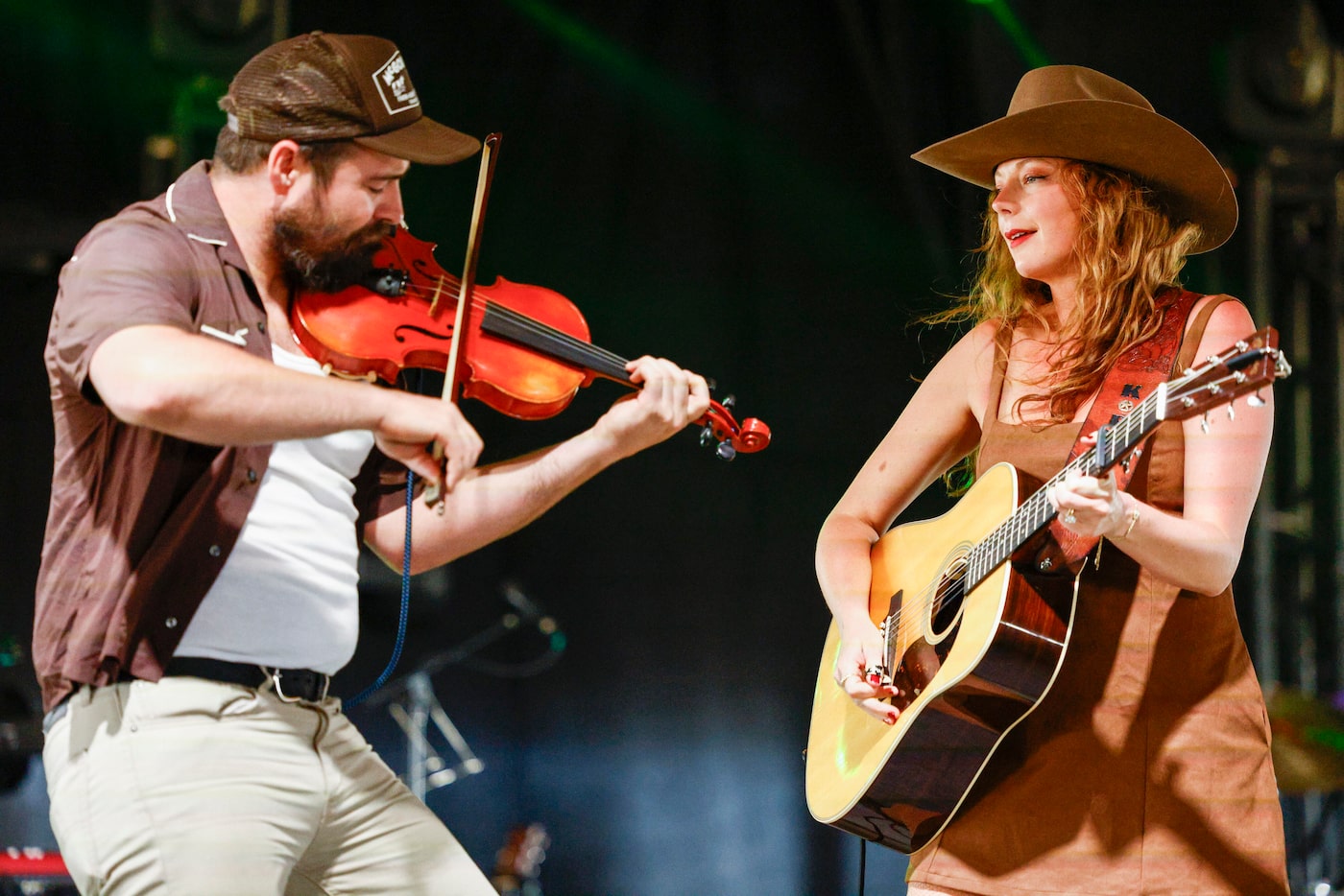 La artista de música country Caitlin Butts (derecha) actúa durante el Bosque Ranch Live...