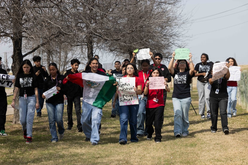 Los estudiantes de la Escuela Secundaria de la Academia de Ciencias Ambientales de Dallas cantan mientras se acercan a Margaret...