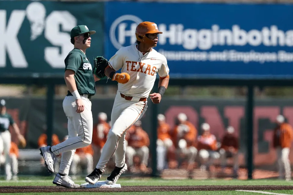 AUSTIN, TX – 22 DE FEBRERO: El jardinero de los Texas Longhorns, Jonah Williams # 9, ocupa el segundo lugar después de un lanzamiento descontrolado durante un partido de béisbol universitario entre los Texas Longhorns y los Michigan State Spartans el 22 de febrero de 2026 en UFCU Dish-Falk Field en Austin. (Foto de David Buono/ICON Sportswear vía Getty Images)