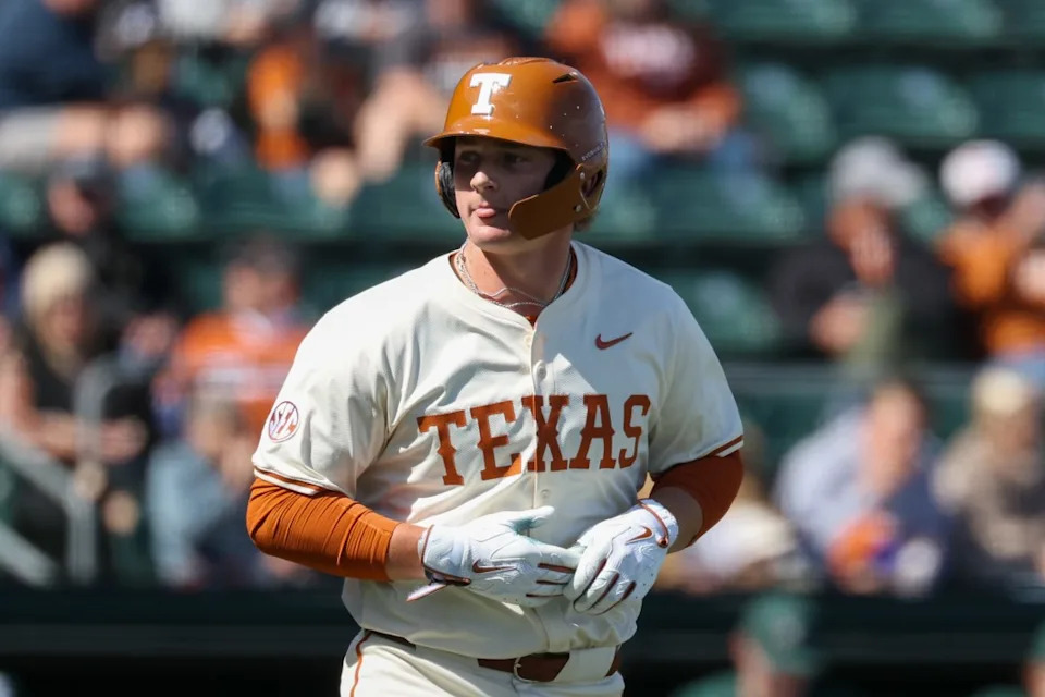 AUSTIN, TX – 22 DE FEBRERO: El receptor de los Texas Longhorns, Carson Tinney #8, camina con las bases cargadas durante un partido de béisbol universitario entre los Texas Longhorns y los Michigan State Spartans el 22 de febrero de 2026 en UFCU Dish-Falk Field en Austin. (Foto de David Buono/ICON Sportswear vía Getty Images)