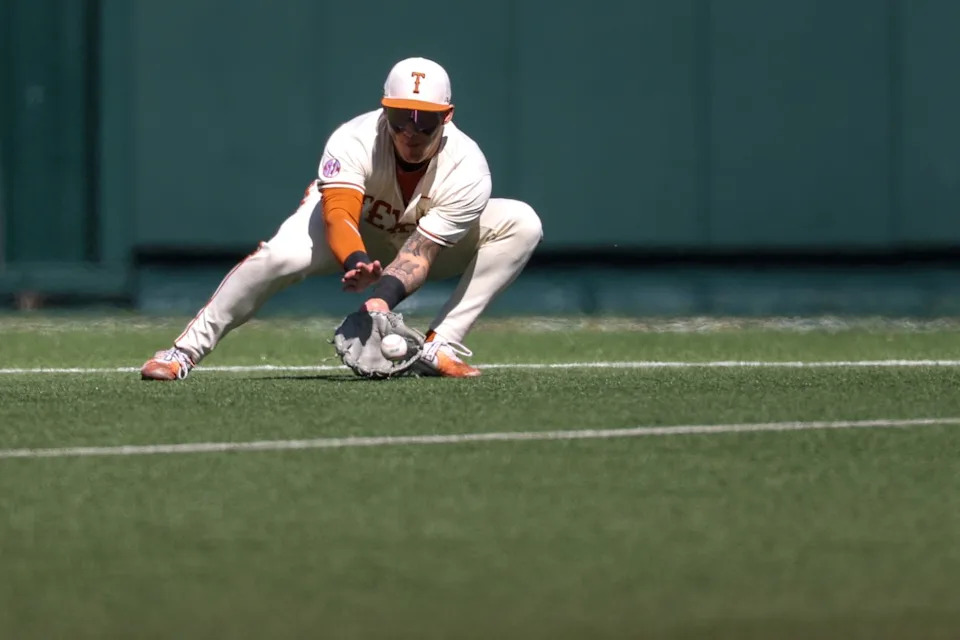 AUSTIN, TX - 22 DE FEBRERO: El jugador de cuadro de los Texas Longhorns, Ethan Mendoza # 5, lanza una pelota de tierra durante un partido de béisbol universitario entre los Texas Longhorns y los Michigan State Spartans el 22 de febrero de 2026 en UFCU Ditch-Falk Field en Austin, TX. (Foto de David Buono/ICON Sportswear vía Getty Images)