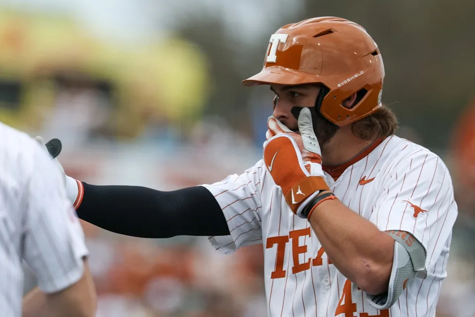 AUSTIN, TX – 21 DE FEBRERO: El jardinero de los Texas Longhorns, Aiden Robbins # 43, se cubre la cara y señala el dugout después de conseguir un sencillo productor durante el juego de béisbol universitario entre los Texas Longhorns y los Michigan State Spartans el 21 de febrero de 2026 en UFCU Dischal-in. (Foto de David Buono/ICON Sportswear vía Getty Images)