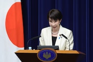 El primer ministro japonés, Sane Takaichi, se dirige a una conferencia de prensa en la oficina del primer ministro...