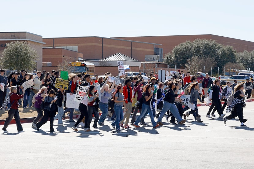 Los estudiantes de secundaria abandonan la escuela secundaria Forney por la política de inmigración el jueves, febrero...