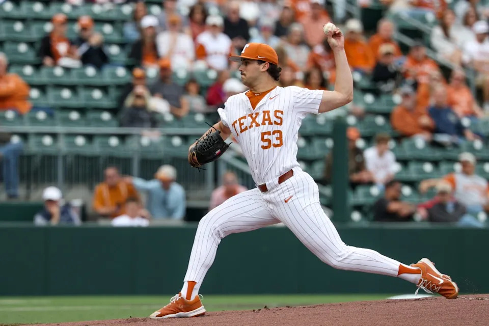 AUSTIN, TX - 21 DE FEBRERO: El lanzador de los Texas Longhorns Luke Harrison # 53 lanza la pelota durante un partido de béisbol universitario entre los Texas Longhorns y los Michigan State Spartans el 21 de febrero de 2026 en UFCU Dish-Falk Field en Austin, TX. (Foto de David Buono/ICON Sportswear vía Getty Images)