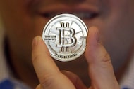 En esta foto del 3 de abril de 2013, se muestra una ficha de 25 Bitcoin en Sandy, Utah. 