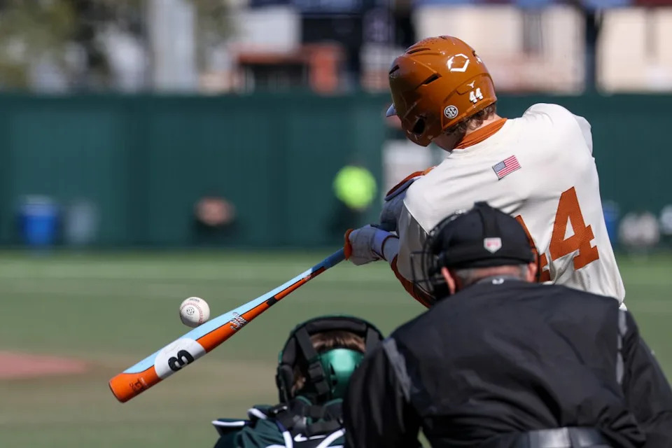 AUSTIN, TX – 22 DE FEBRERO: El jardinero de los Texas Longhorns, Ashton Larson # 44, golpea la pelota durante un partido de béisbol universitario entre los Texas Longhorns y los Michigan State Spartans en UFCU Dish-Falk Field el 22 de febrero de 2026 en Austin, TX. (Foto de David Buono/ICON Sportswear vía Getty Images)