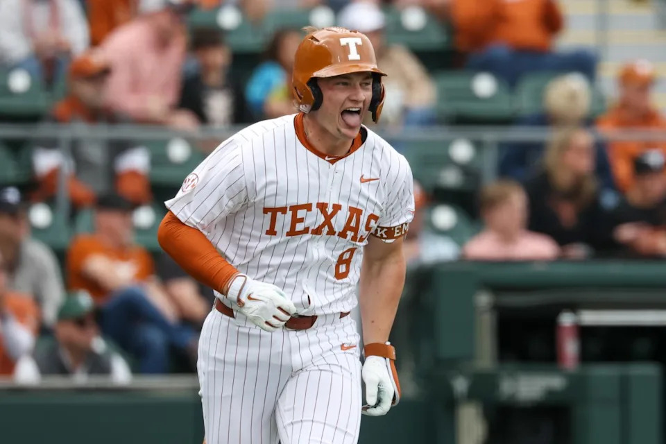 AUSTIN, TX - 21 DE FEBRERO: El receptor de los Texas Longhorns, Carson Tinney # 8, se muerde la lengua mientras corre hacia la primera después de ser golpeado durante un juego de béisbol universitario entre los Texas Longhorns y los Michigan State Spartans el 21 de febrero de 2026 en UFCU Disch-Falk, TX. (Foto de David Buono/ICON Sportswear vía Getty Images)