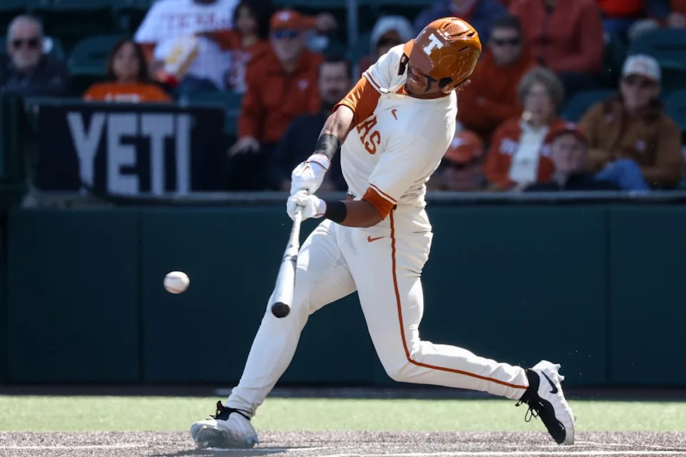 AUSTIN, TX – 22 DE FEBRERO: El jardinero de los Texas Longhorns, Jonah Williams # 9, conecta un sencillo productor durante un partido de béisbol universitario entre los Texas Longhorns y los Michigan State Spartans el 22 de febrero de 2026 en UFCU Disch-Faulk Field en Austin, TX. (Foto de David Buono/ICON Sportswear vía Getty Images)