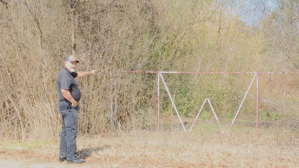 David Weaver señala donde un perro muerto alertó a Weaver sobre el olor de un cadáver...