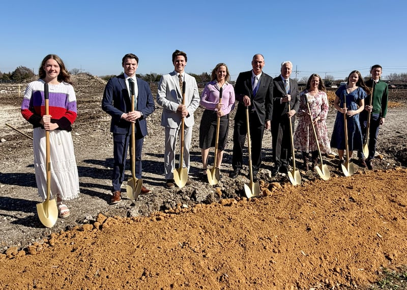 El élder Jonathan S. Schmitt, Setenta Autoridad General y primer consejero de la Presidencia del Área Sudoeste de Estados Unidos, quinto desde la izquierda, y su esposa, la hermana Alexis Schmitt, cuarta desde la izquierda, se preparan para iniciar oficialmente la construcción del sitio del Templo de Fairview Texas con líderes locales del Templo de Fairview Texas.