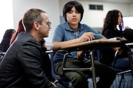 El comisionado de Educación, Mike Morath, se reunió con Oziel Leyva, estudiante de octavo grado, mientras observaba un...
