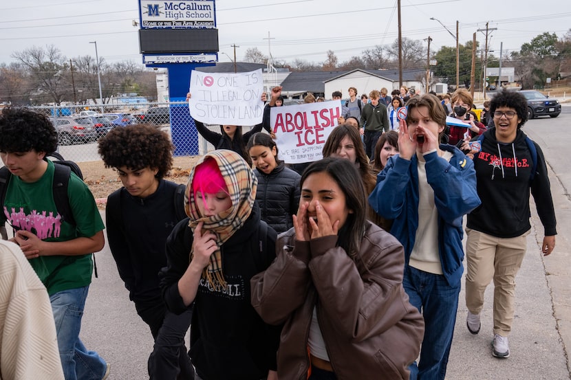 El viernes, los estudiantes de McCallum High School salieron de clase para protestar contra ICE en Austin, Texas...