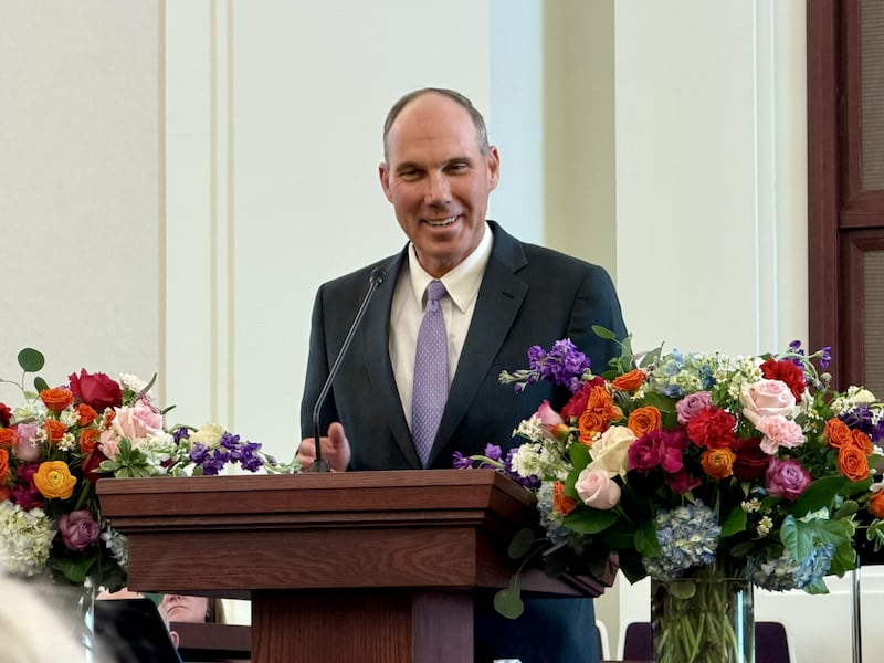 El élder Jonathan S. Schmitt, Setenta Autoridad General y primer consejero de la Presidencia del Área Sudoeste de los Estados Unidos, se dirige a los asistentes a la ceremonia de inauguración del Templo de Fairview, Texas, el sábado 21 de febrero de 2026, en Fairview, Texas.
