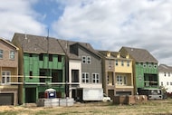 Megatel Homes está construyendo casas adosadas en su comunidad de Soho Square en el oeste de Dallas.