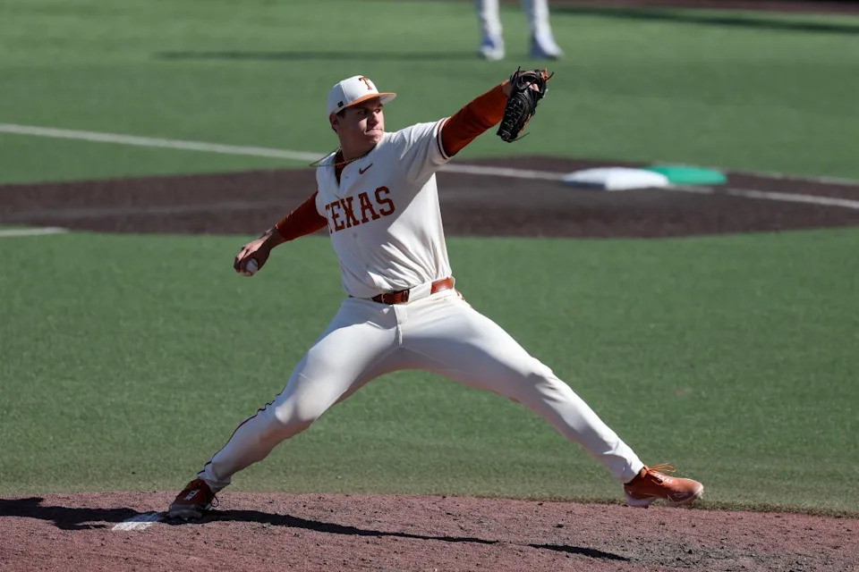 AUSTIN, TX - 22 DE FEBRERO: El lanzador de los Texas Longhorns, Brett Crosland # 88, lanza la pelota durante un partido de béisbol universitario entre los Texas Longhorns y los Michigan State Spartans el 22 de febrero de 2026 en UFCU Dish-Falk Field en Austin, TX. (Foto de David Buono/ICON Sportswear vía Getty Images)