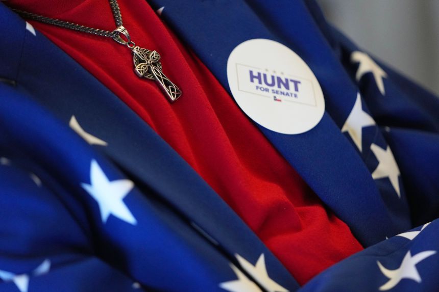 Roger Phillips, izquierda, viste ropa inspirada en la bandera de los Estados Unidos mientras escucha un discurso del representante estadounidense Wesley Hunt el 16 de febrero de 2026 en Dallas, Texas.