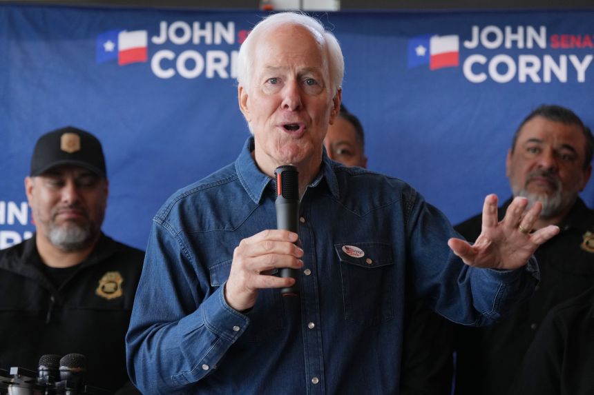 El senador John Cornyn habla en un acto de campaña en Austin, Texas, el 17 de febrero de 2026.