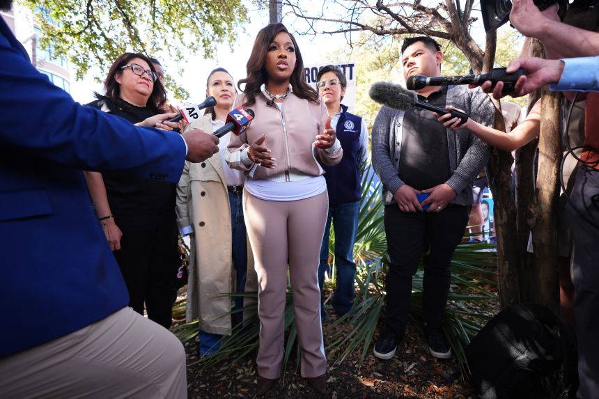 La candidata a las primarias del Senado de los Estados Unidos, Jasmine Crockett, habla antes de votar en las elecciones primarias del 17 de febrero de 2026 en Dallas.