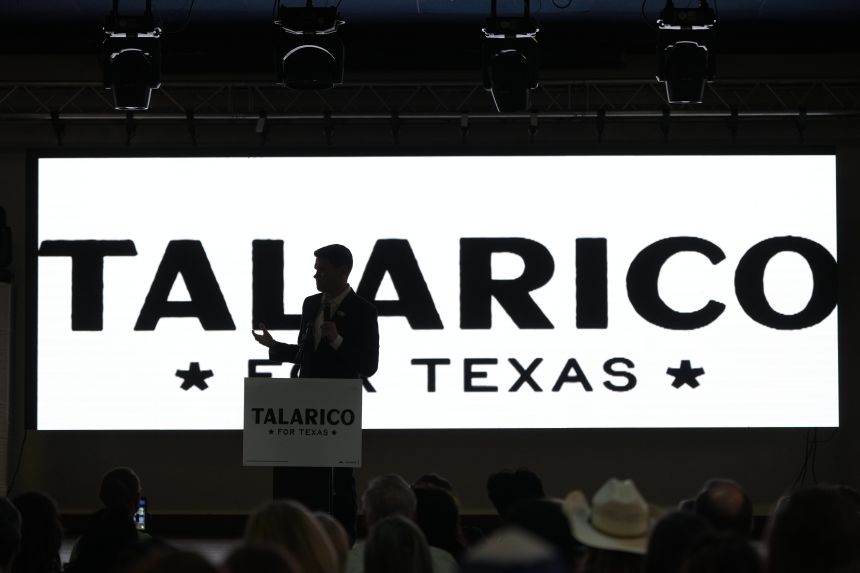 El representante del estado de Texas, James Talarico, demócrata por Austin, candidato demócrata al Senado de los Estados Unidos, habla con sus partidarios durante un mitin de campaña el 17 de febrero de 2026 en Austin, Texas.