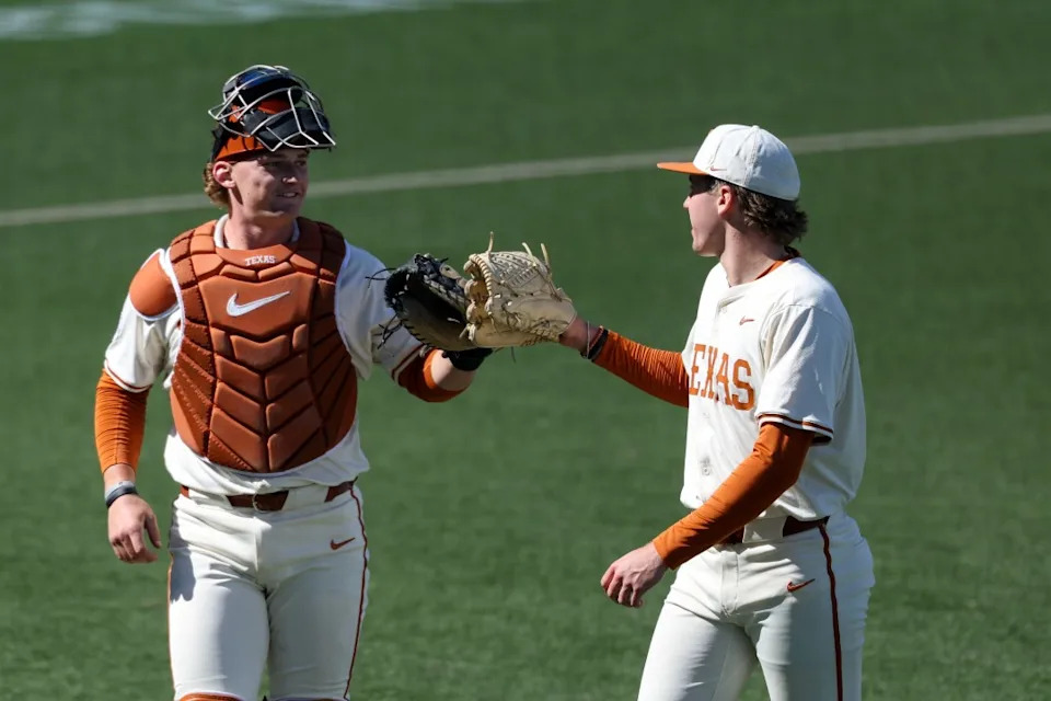AUSTIN, TX - 22 DE FEBRERO: El lanzador de los Texas Longhorns Dylan Volantis # 99 y el receptor de los Texas Longhorns Carson Tinney # 8 salen después de completar una entrada durante el juego de béisbol universitario entre los Texas Longhorns y los Michigan State Spartans el 22 de febrero de 2018 en Dischdle-FCU. Guantes Austin, TX (Foto de David Buono/Icon Sportswear vía Getty Images)