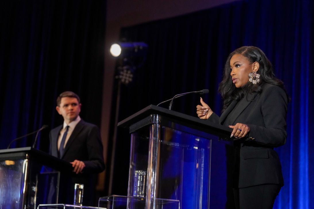 El representante estatal James Talarico, izquierda, y la representante federal Jasmine Crockett durante un debate el 24 de enero en Georgetown, Texas.