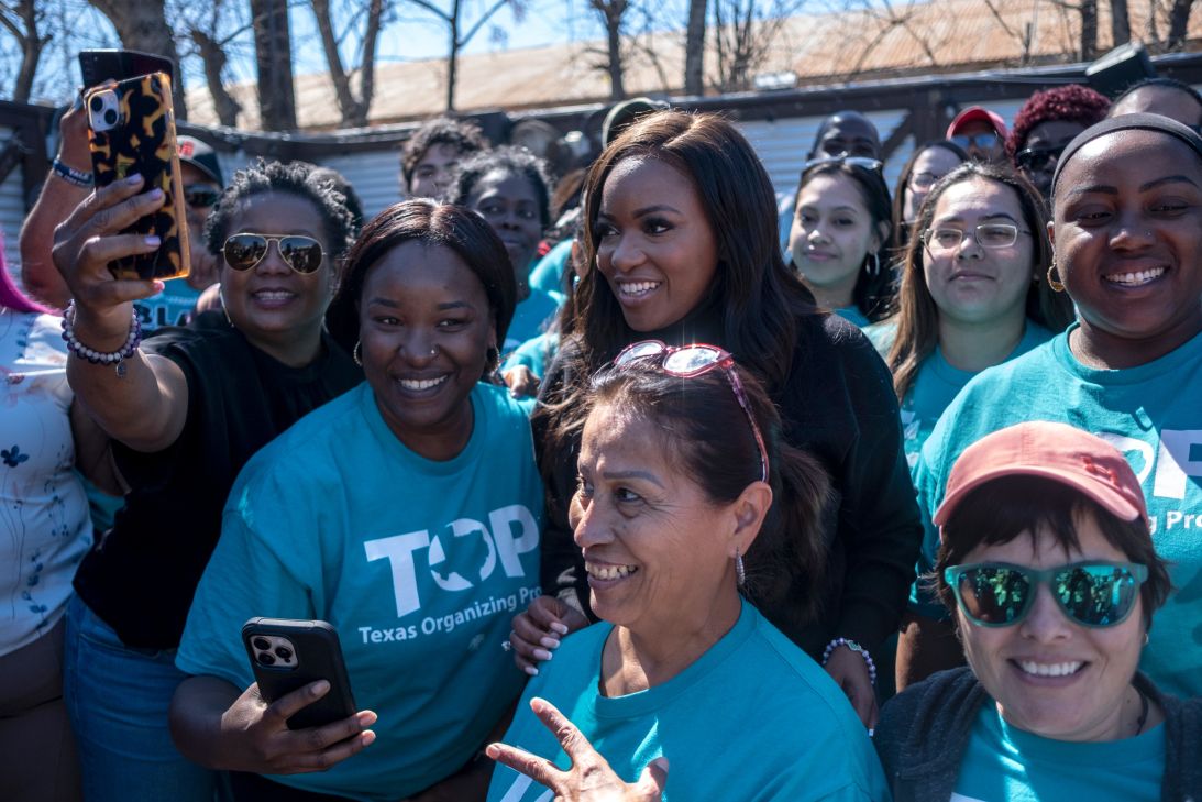 La representante Jasmine Crockett se reúne con sus partidarios en un mitin de campaña el 22 de febrero en San Antonio, Texas.