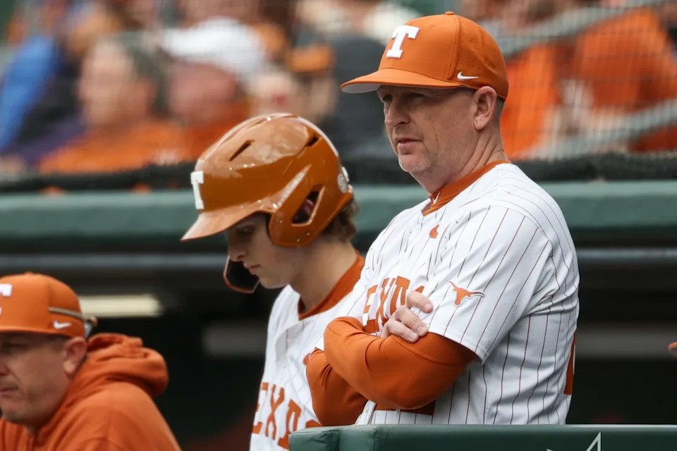 AUSTIN, TX - 21 DE FEBRERO: El entrenador en jefe de los Texas Longhorns, Jim Schlossnagle, observa el juego durante el partido de béisbol universitario entre los Texas Longhorns y los Michigan State Spartans en UFCU Ditch-Falk Field el 21 de febrero de 2026 en Austin, TX. (Foto de David Buono/ICON Sportswear vía Getty Images)