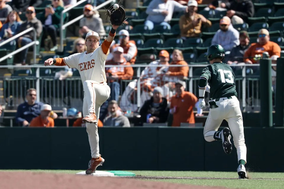 AUSTIN, TX - 22 DE FEBRERO: El jugador de cuadro de los Texas Longhorns, Casey Borba # 31, se extiende para forzar el out a la primera base mientras el jugador de cuadro de los Michigan State Spartans, CJ Dekinga # 13, alcanza la bolsa durante un partido de béisbol universitario entre los Texas Longhorns y los Michigan State Spartans el 2020202 de febrero, U26 en Austin, TX. Campo Dish-Falk en TX. (Foto de David Buono/ICON Sportswear vía Getty Images)