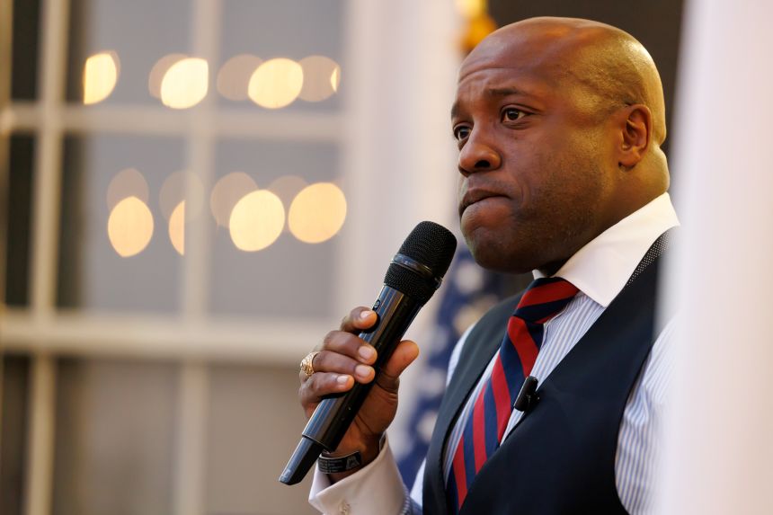 El representante Wesley Hunt, republicano de Texas y candidato al Senado de los Estados Unidos, habla durante un evento de inicio de la votación anticipada en Sandalwood Manor en Tomball, Texas, el 17 de febrero de 2026.