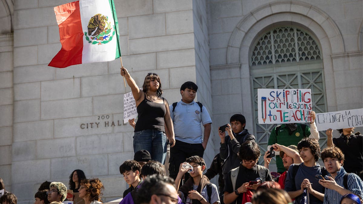 Estudiantes protestan por la nieve sosteniendo banderas mexicanas