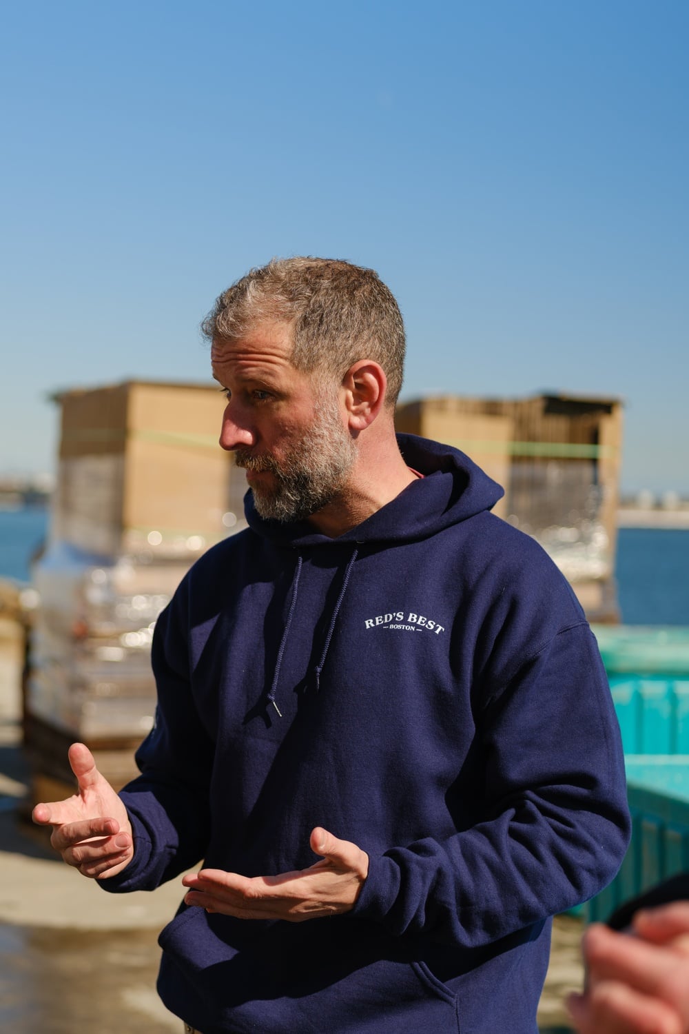 Jared Auerbach se encuentra al final del Boston Fish Pier.