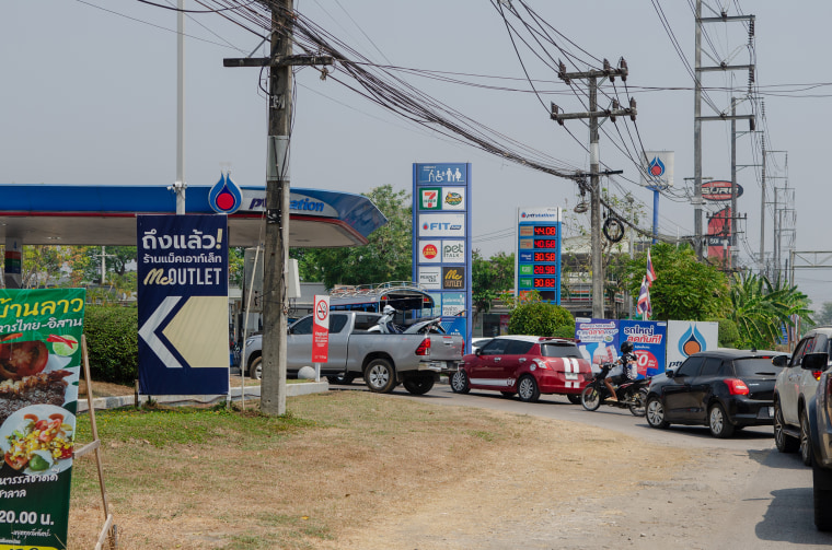 Una larga cola de coches espera en las calles de Mae Sot