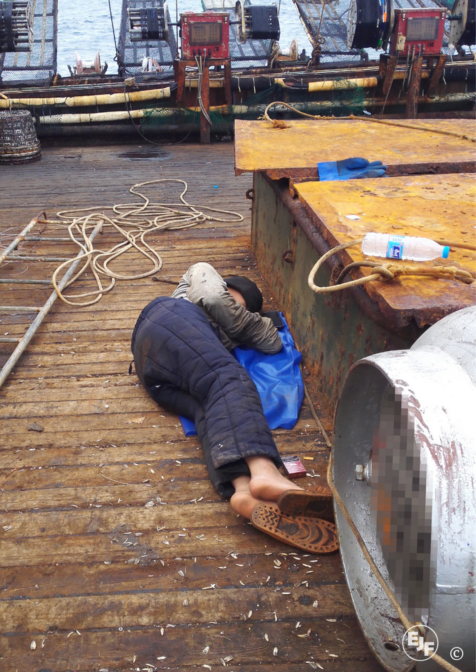 Un pescador duerme en la cubierta desnuda de un calamarero chino en 2020. Foto cortesía de EJF.