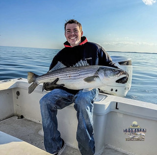 Hombre en un barco de pesca