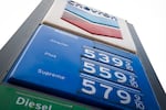 Los precios de la gasolina a partir de $5,39 por galón de gasolina sin plomo de calidad regular se muestran en una gasolinera Chevron en Portland, Oregon, el 16 de marzo de 2026.