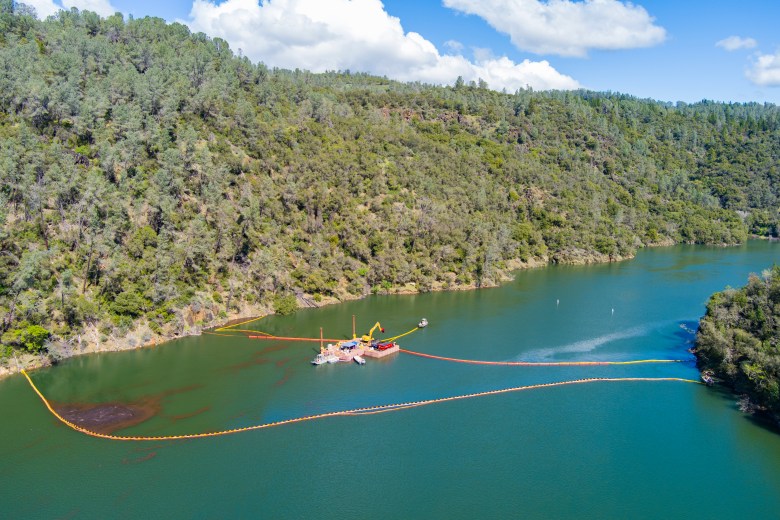 La remoción de escombros aceitosos del lago Englebright está a punto de completarse después de la ruptura de la tubería forzada